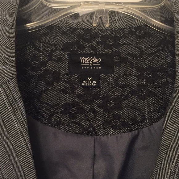 Career Fashion Blazer w/ buttons and rusching - Picture 3 of 8